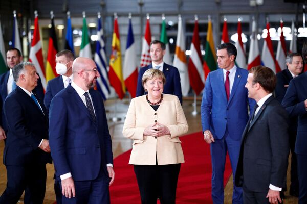 Președintele Consiliului European, Charles Michel, cancelarul german Angela Merkel, președintele francez Emmanuel Macron și membrii Consiliului European pozează pentru o fotografie de familie în timpul summitului UE față în față de la Bruxelles, Belgia, 21 octombrie 2021. - Sputnik Moldova-România