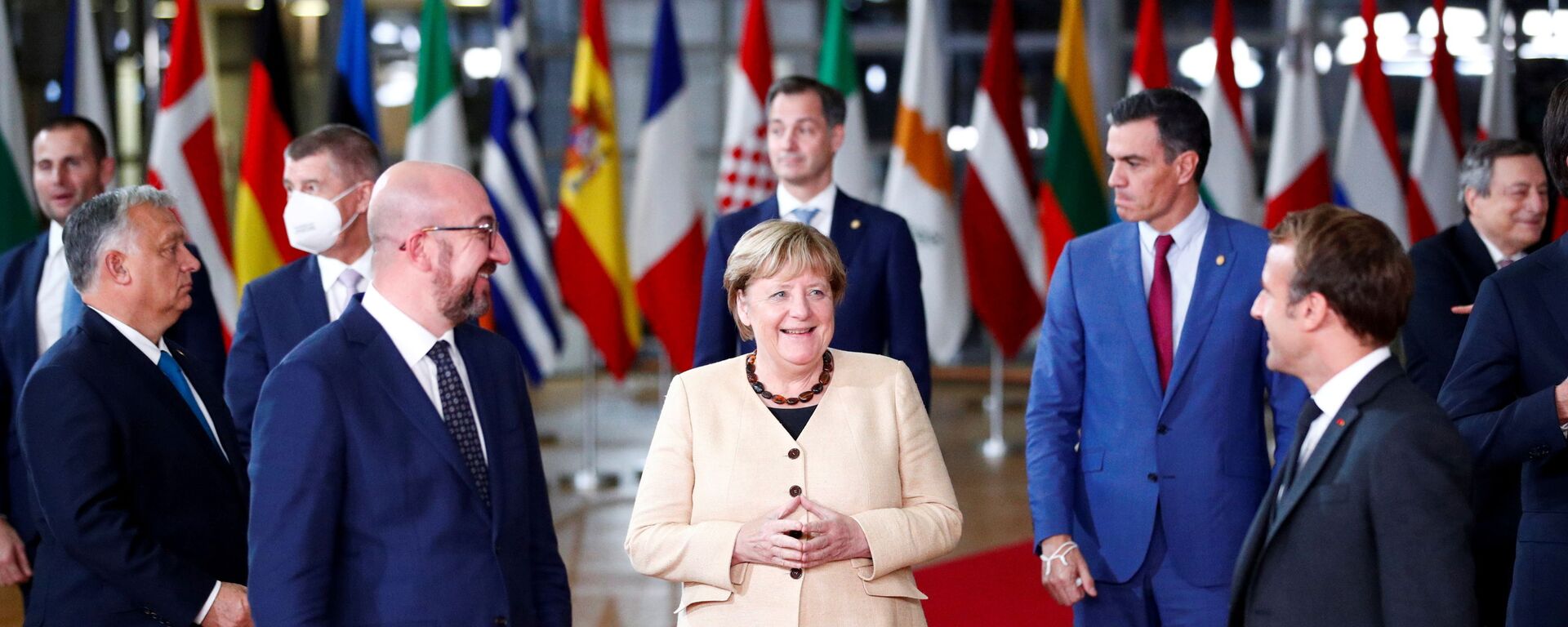 Президент Европейского совета Шарль Мишель, канцлер Германии Ангела Меркель, президент Франции Эммануэль Макрон на саммите ЕС - Sputnik Moldova-România, 1920, 22.10.2021