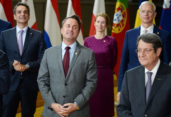 Premierul grec Kyriakos Mitsotakis, primul ministru luxemburghez Xavier Bettel, premierul eston Kaya Kallas și premierul leton Krisjanis Karins (de la stânga la dreapta) la summitul UE de la Bruxelles. - Sputnik Moldova-România