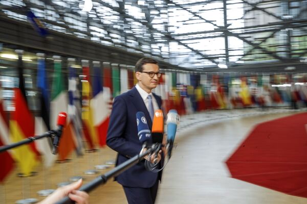 Primul ministrul Poloniei, Mateusz Morawiecki, ajunge la un summit al liderilor UE la Bruxelles, Belgia, 21 octombrie 2021. - Sputnik Moldova-România