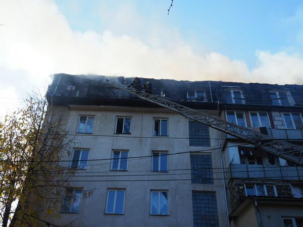 Пожар быстро распространился по крыше здания. - Sputnik Молдова