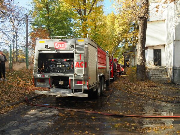 Potrivit informațiilor preliminare, incendiul a izbucnit într-un apartament și s-a răspândit în toată mansarda - Sputnik Moldova