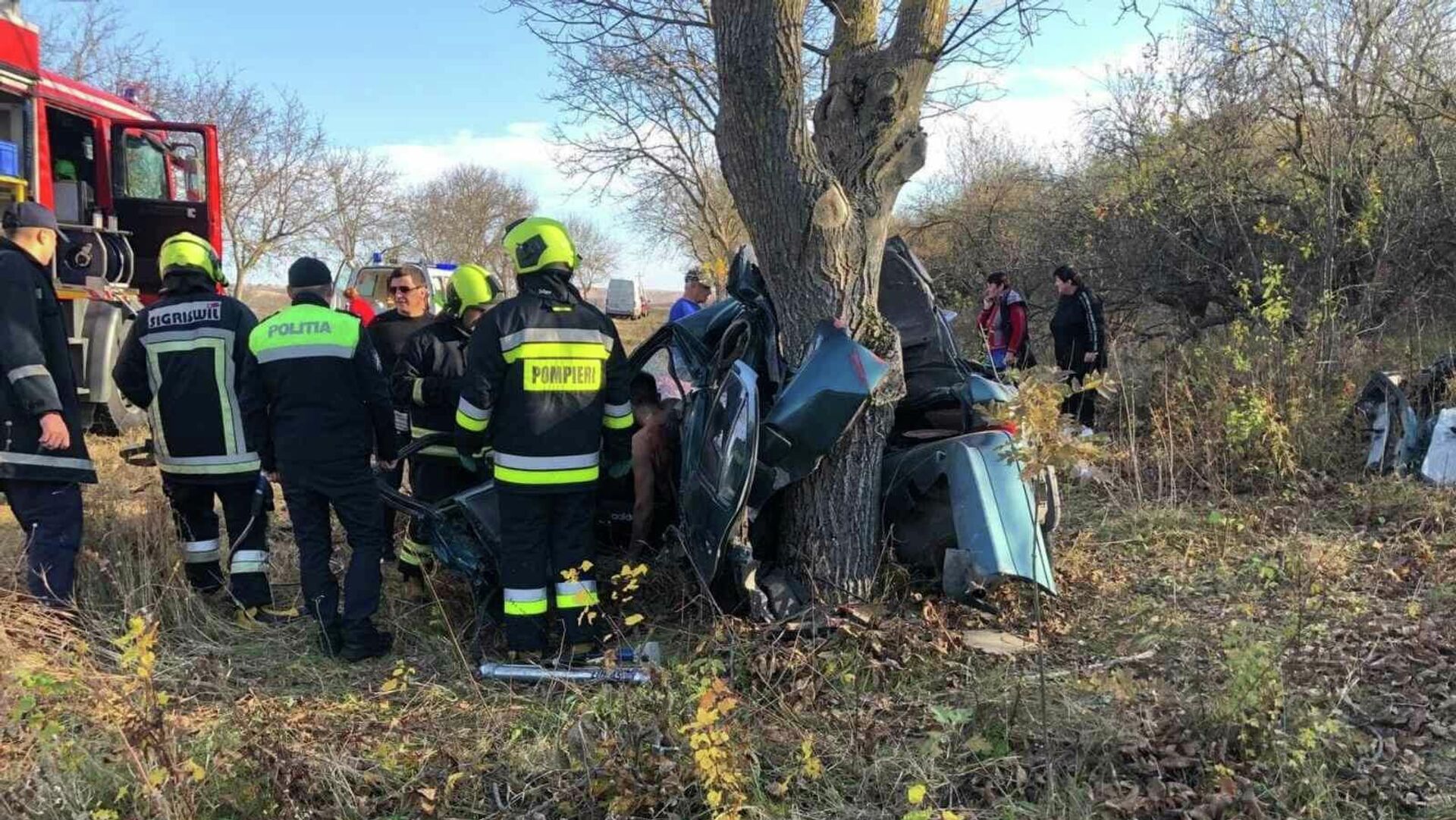 Un adolescent de 16 ani a murit după ce mașina în care se afla s-a izbit într-un copac
 - Sputnik Moldova, 1920, 24.10.2021