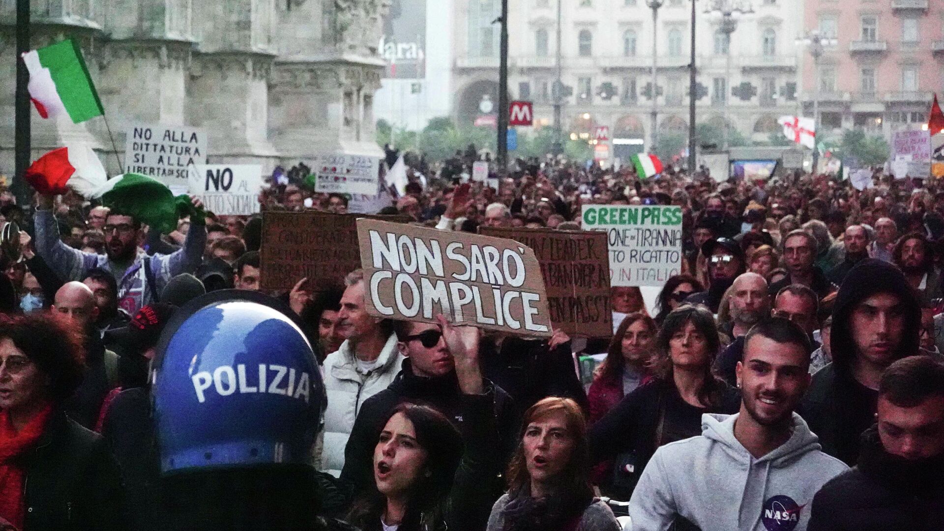 Протест в Милане, Италия - Sputnik Moldova-România, 1920, 24.10.2021