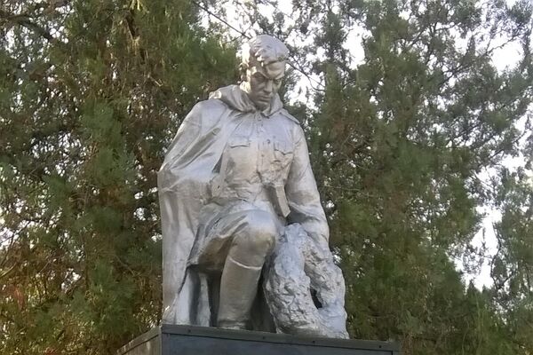 Памятник на братской могиле советских воинов в селе Чобручи - Sputnik Молдова