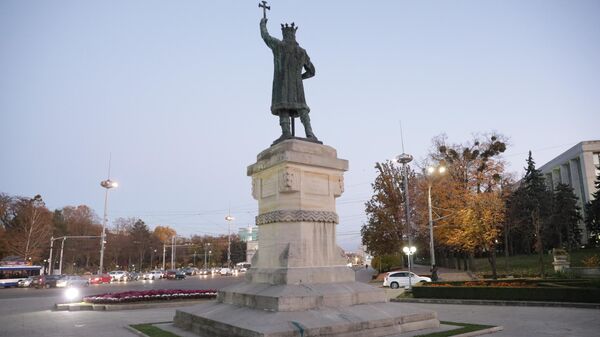 Памятник Штефану чел Маре в Кишиневе облили зеленкой - Sputnik Moldova