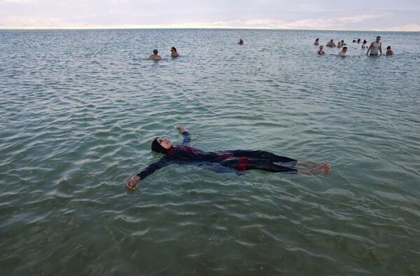 Люди проводят время в воде на израильском курорте Неве Зоар в южной части Мертвого моря, 24 сентября 2021 года. - Sputnik Молдова