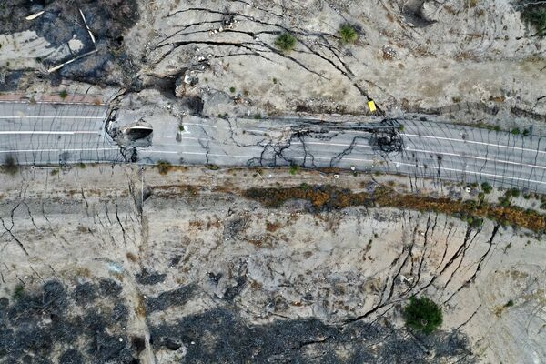 Поврежденная дорога на заброшенном израильском курорте Эйн-Геди, которая была разрушена в результате образования воронок, образовавшихся в результате падения уровня воды Мертвого моря. - Sputnik Молдова