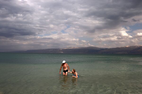 Люди купаются в Мертвом море возле израильского поселения Мицпе-Шалем. - Sputnik Молдова
