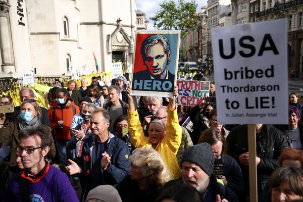 Susținătorii fondatorului Wikileaks, Julian Assange, protestează în fața Curților Regale de Justiție din Londra, Marea Britanie, 27 octombrie 2021. - Sputnik Moldova-România
