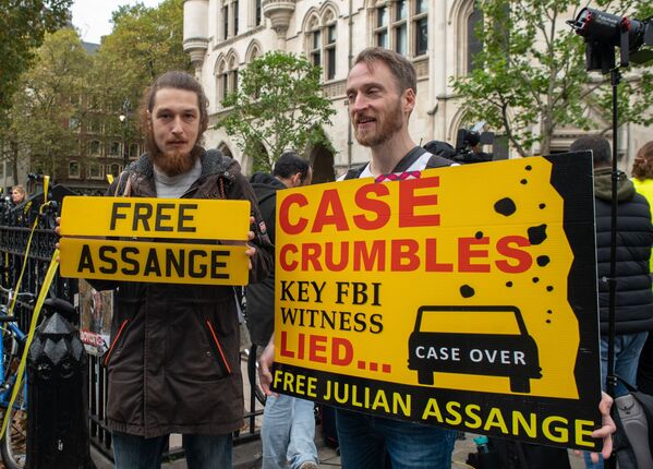 Participanți la un miting în sprijinul fondatorului WikiLeaks, Julian Assange, în fața unui tribunal din Londra. - Sputnik Moldova-România