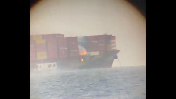 Canada: Cargo ship containers on fire near Vancouver Island - Sputnik Moldova
