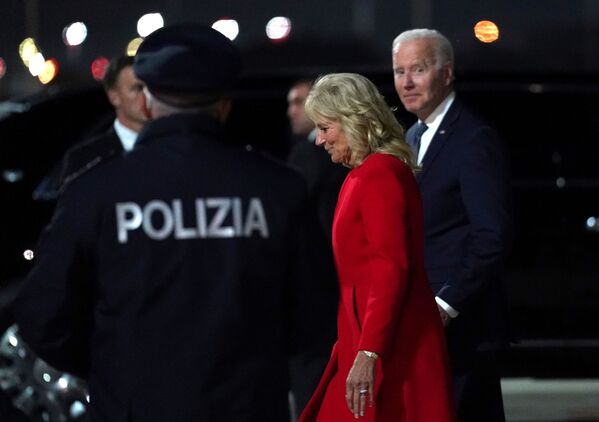 Președintele american Joe Biden și prima doamnă Jill Biden sosesc pe aeroportul Fiumicino pentru a participa la summitul G20 al liderilor mondiali și pentru a se întâlni cu Papa Francisc la Vatican înainte de călătoria președintelui la Glasgow pentru COP26, lângă Roma, Italia, 29 octombrie 2021. - Sputnik Moldova-România