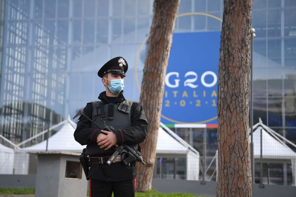 Un ofițer de poliție înarmat este de serviciu în fața Palais des Congrès din Roma, unde va avea loc summitul G20 în perioada 30-31 octombrie. - Sputnik Moldova-România