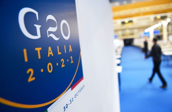 Banner cu simbolurile summitului G20 de la Palais des Congrès din Roma. Summitul G20 va avea loc la Palatul Congreselor în perioada 30-31 octombrie. - Sputnik Moldova-România