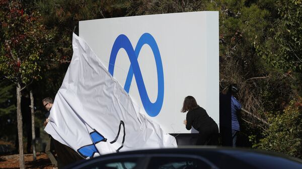 Сотрудники Facebook меняют логотип компании на Meta перед штаб-квартирой Facebook в Менло-Парке, Калифорния - Sputnik Молдова