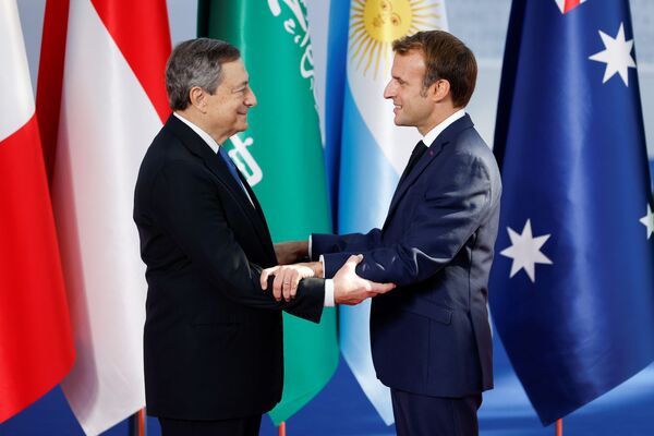Премьер-министр Италии Марио Драги приветствует президента Франции Эммануэля Макрона на саммите G20 в Риме, Италия. - Sputnik Молдова