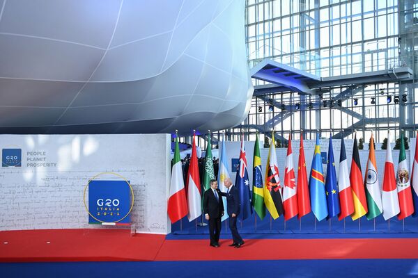Премьер-министр Италии Марио Драги приветствует президента США Джо Байдена на саммите G20 в Риме, Италия. - Sputnik Молдова