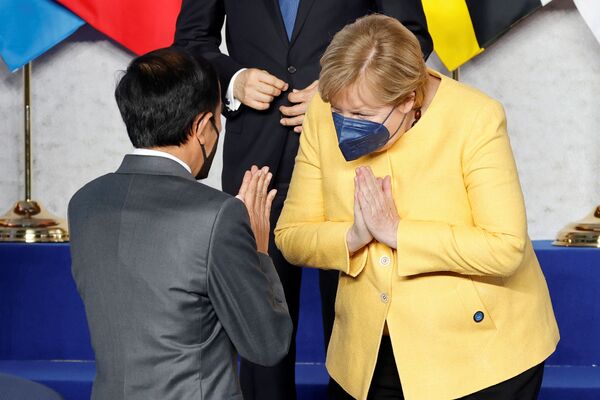 Канцлер Германии Ангела Меркель приветствует президента Индонезии Джоко Видодо на саммите G20 в Риме, Италия. - Sputnik Молдова