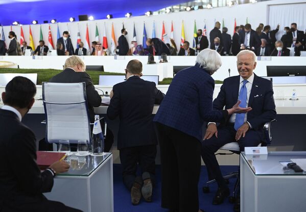 Министр финансов США Джэнет Йеллен беседует с президентом США Джо Байденом перед открытием сессии G20 на саммите G20 в Риме, Италия. - Sputnik Молдова