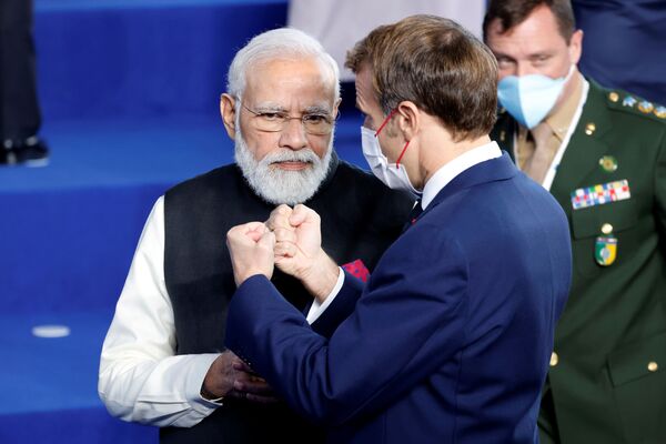 Премьер-министр Индии Нарендра Моди слушает президента Франции Эммануэля Макрона на саммите G20 в Риме, Италия. - Sputnik Молдова