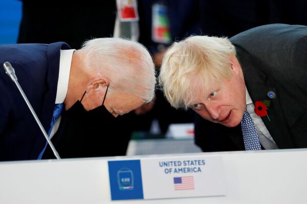 Президент США Джо Байден и премьер-министр Великобритании Борис Джонсон на саммите G20 в Риме, Италия. - Sputnik Молдова