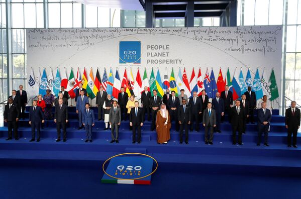 Главы стран G20 позируют во время совместной фотосессии на саммите G20 в Риме, Италия. - Sputnik Молдова