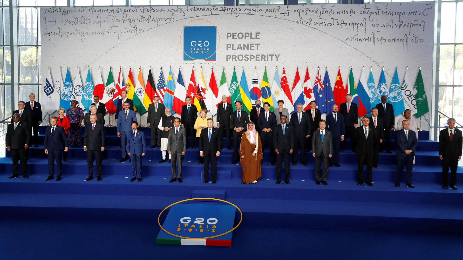 Главы стран G20 позируют во время совместной фотосессии на саммите G20 в Риме, Италия - Sputnik Moldova-România, 1920, 01.11.2021