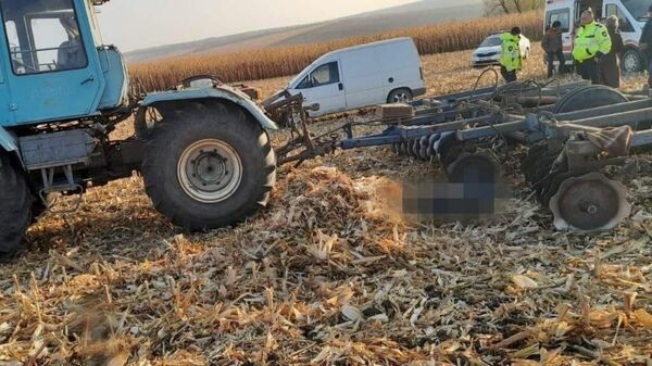 Tragedia la Soroca: Un bărbat, strivit de un tractor - Sputnik Moldova