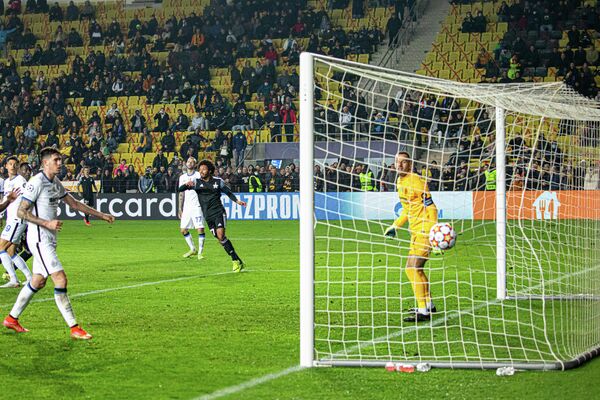 Momentul în care echipa Sheriff Tiraspol marchează primul gol în poarta de la Inter Milano, pe stadionul Sheriff din Tiraspol - Sputnik Moldova