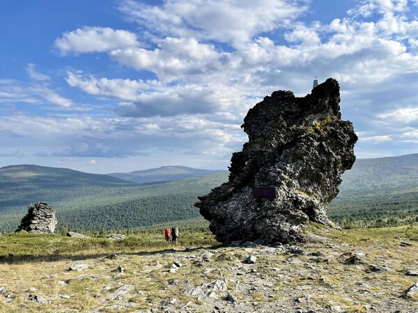 Туристы летом спускаются с перевала Дятлова - Sputnik Молдова