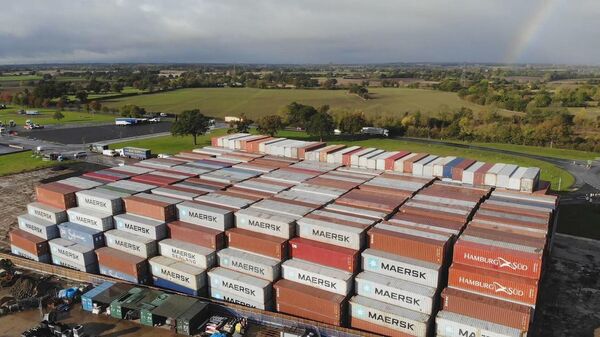 UK: Mountain of shipping containers left at Suffolk former airfield as supply chain crisis continues - Sputnik Moldova