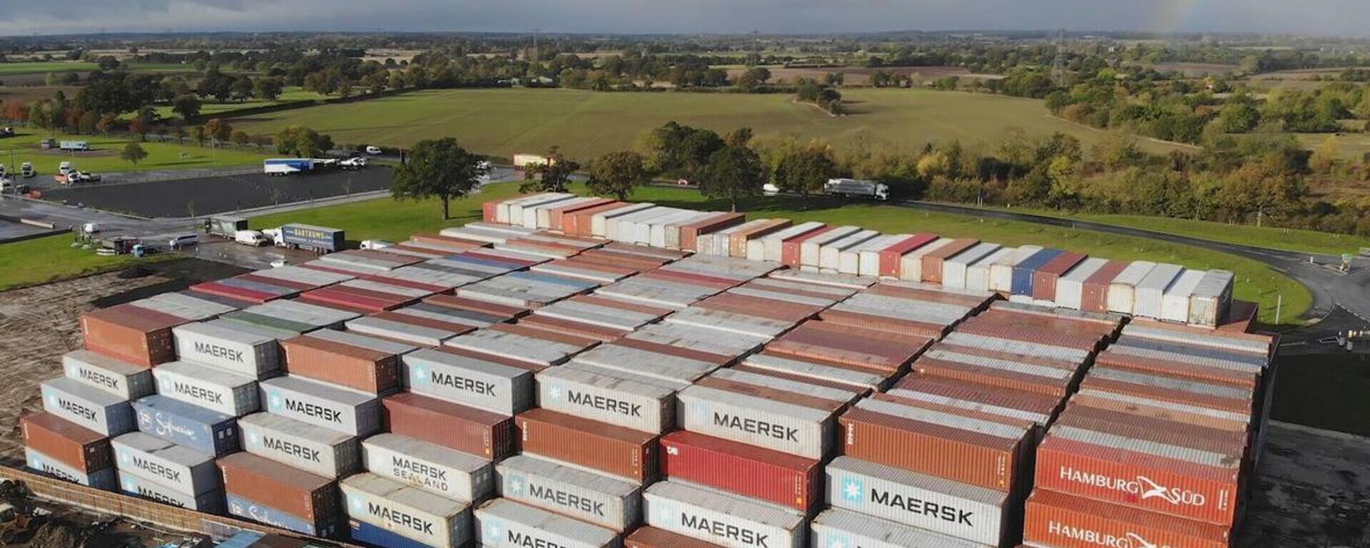 UK: Mountain of shipping containers left at Suffolk former airfield as supply chain crisis continues - Sputnik Moldova-România, 1920, 07.11.2021