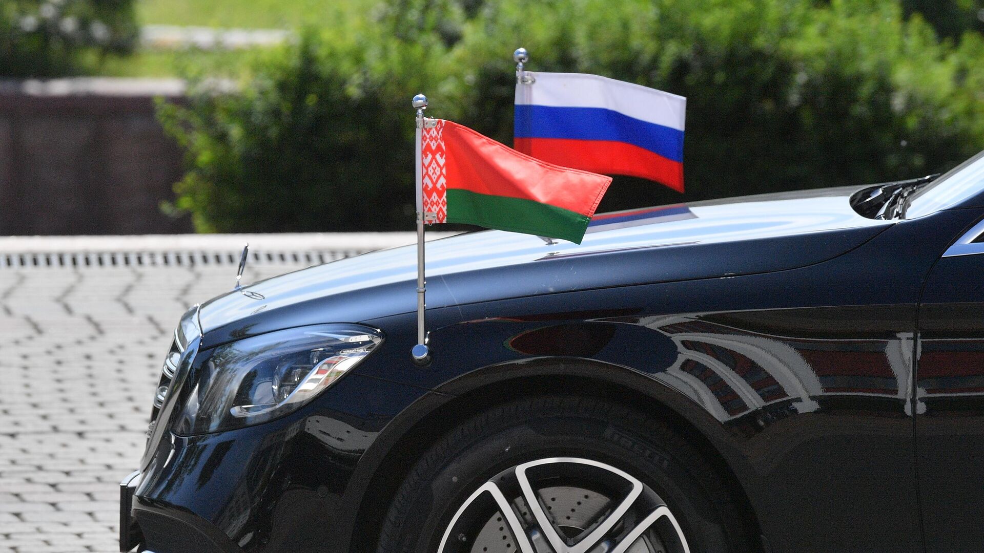 Флаги России и Беларуси на дипломатической машине - Sputnik Молдова, 1920, 07.11.2021