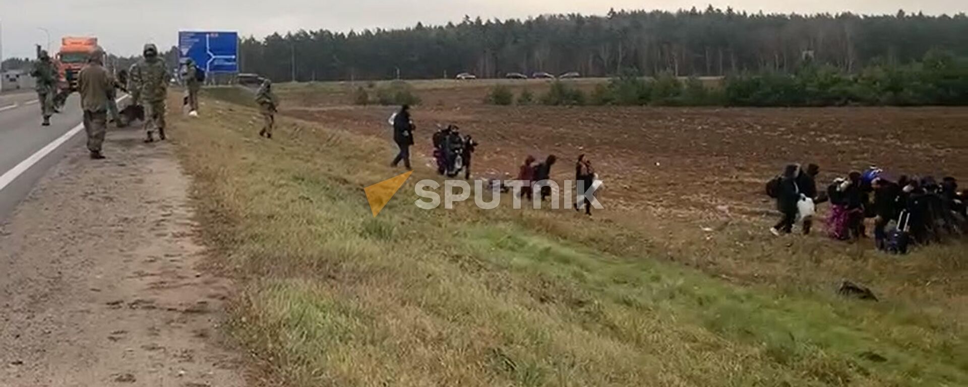 Группа беженцев двинулась к границе Польши - Sputnik Молдова, 1920, 08.11.2021
