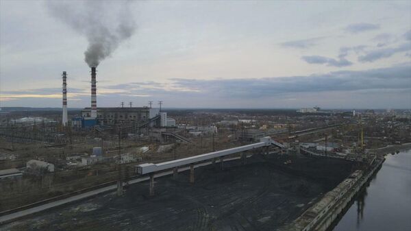 Украина: Самая мощная ТЭС Киевской области прекратила работу из-за нехватки угля - Sputnik Moldova-România