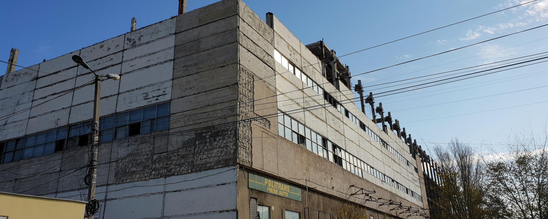 Здание горевшего склада на улице Узинелор в Кишиневе - Sputnik Молдова, 1920, 11.11.2021