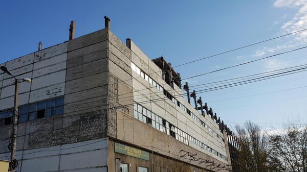 Здание горевшего склада на улице Узинелор в Кишиневе - Sputnik Молдова