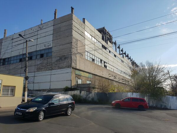 Здание склада по улице Узинелор, где 11 ноября 2016 года начался страшный пожар.  - Sputnik Молдова