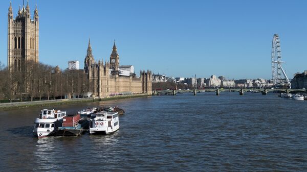 Вестминстерский дворец (слева) на набережной Темзы в Лондоне. - Sputnik Молдова