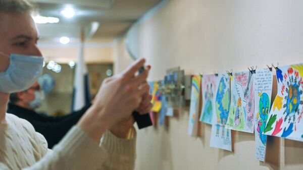 Посетитель выставки Дети рисуют МИР. Дети Донбасса детям Карабаха в Россотрудничестве - Sputnik Молдова