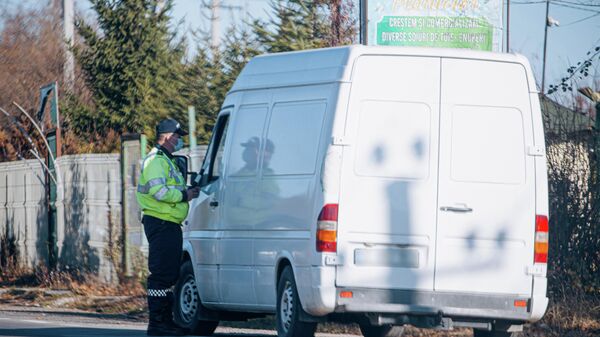 Полиция проверяет машину - Sputnik Молдова