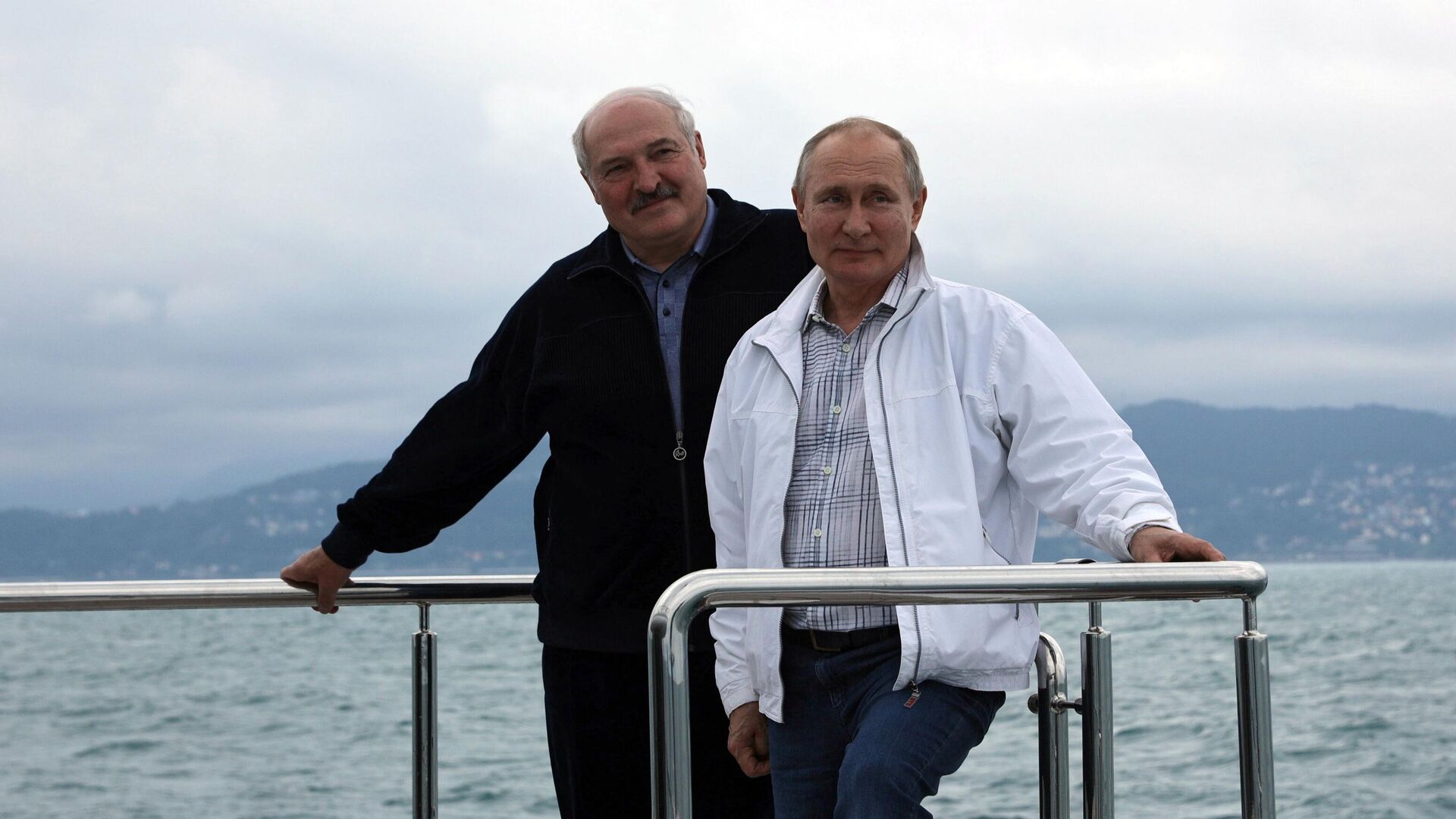 Президент РФ В. Путин и президент Белоруссии А.  Лукашенко совершили морскую прогулку - Sputnik Moldova, 1920, 13.11.2021