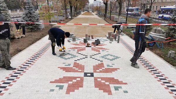 На проспекте Григоре Виеру аллею украсили национальным орнаментом - Sputnik Молдова