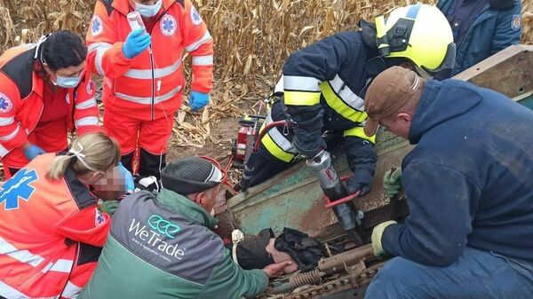 Спасатели оказали помощь мужчине, застрявшему в кукурузоуборочном комбайне - Sputnik Молдова