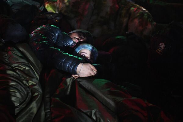 Беженцы с Ближнего Востока спят неподалеку от пункта пропуска &quot;Брузги&quot; на белорусско-польской границе.  - Sputnik Молдова
