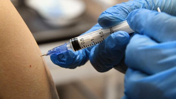 Введение обязательной вакцинации пожилых от Covid-19 в части регионов России - Sputnik Молдова