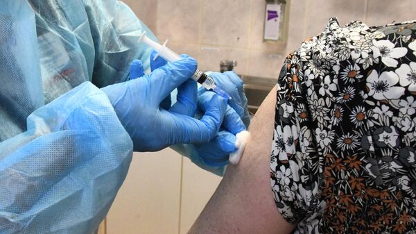 Введение обязательной вакцинации пожилых от Covid-19 в части регионов России - Sputnik Moldova-România