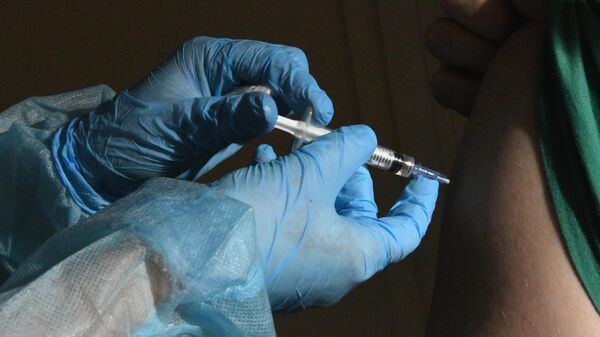 Введение обязательной вакцинации пожилых от Covid-19 в части регионов России - Sputnik Moldova