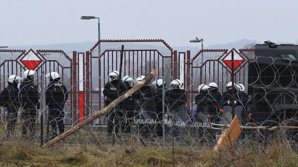 Польские военные напротив лагеря нелегальных мигрантов возле пункта пропуска Брузги на белорусско-польской границе.  - Sputnik Moldova